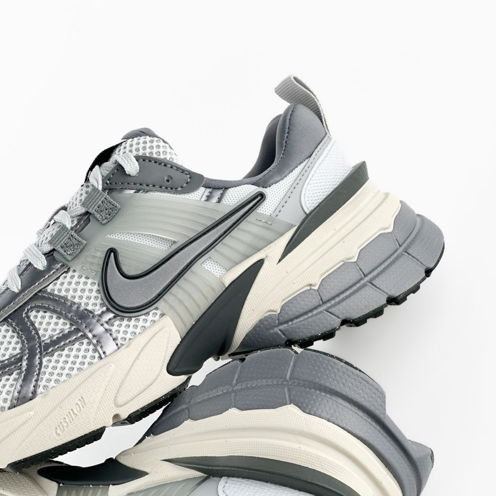 Кросівки Nike V2K Run FD0736 003 КУПИТЬ в 𝐒𝐏𝐎𝐑𝐓 𝐌𝐎𝐎𝐃